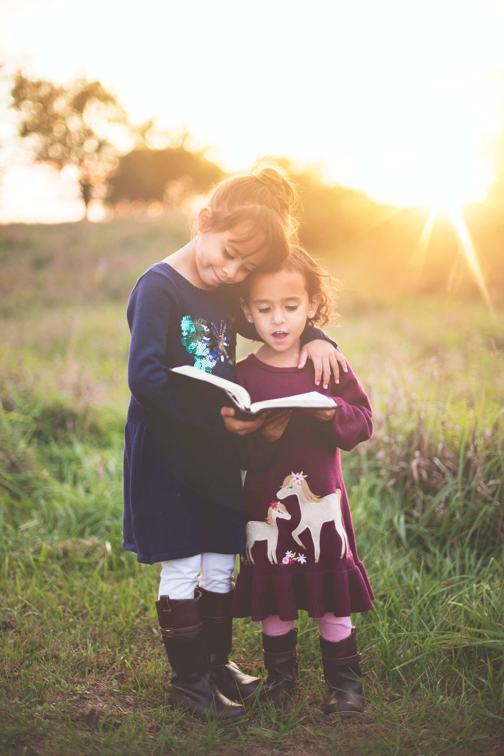 Zwei Kinder, die ein Buch lesen